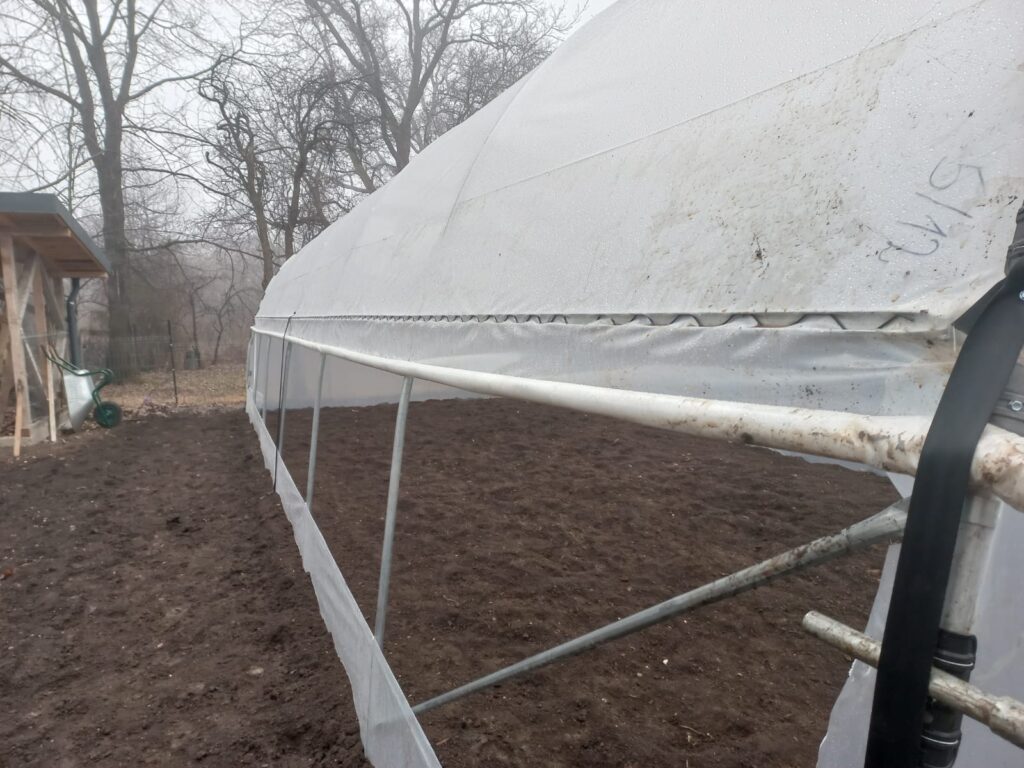 Solar cu aerisire ridicată și sol arat, pregătit pentru iarnă