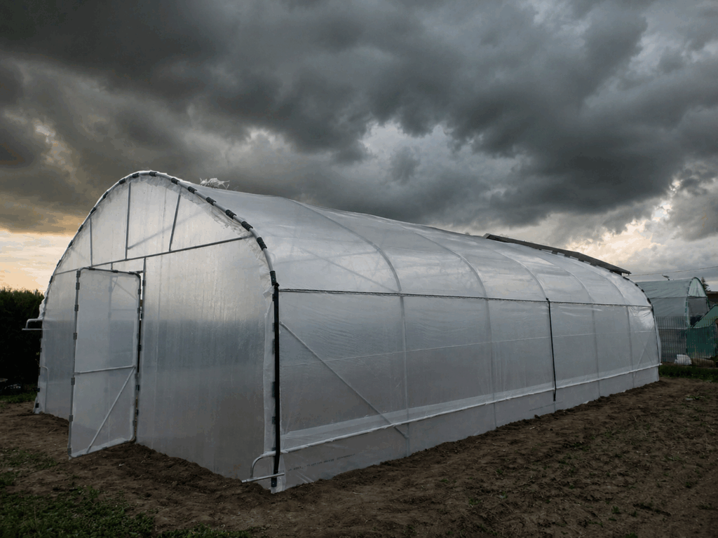 Solar agricol BACAS pregătit pentru vânt puternic și furtuni de vară, sub un cer înnorat înaintea unei alerte meteo